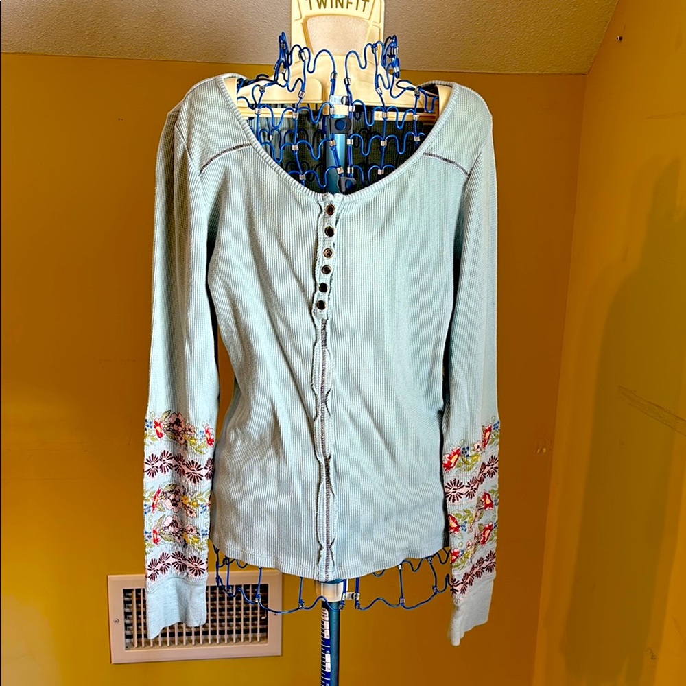 Sundance Ladies thermal floral stitched Henley, size L